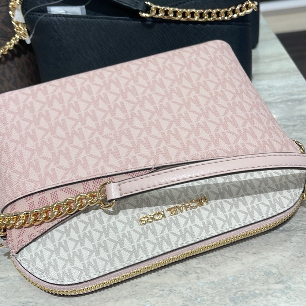 Michael Kors Jet Set Travel Md Color-Block Signature Logo Crossbody
Powder Blush - Picture 16 of 16